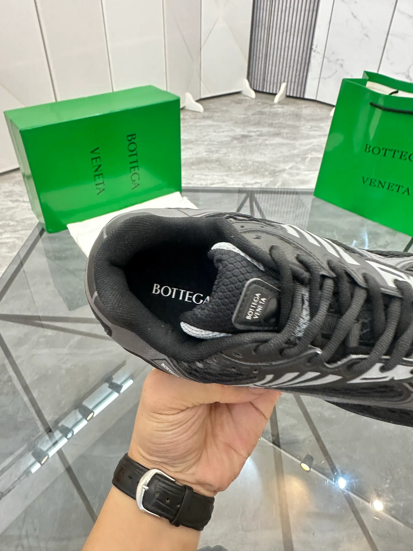 Factory men's shoes 💰: 620💰 (top version) BV Orbit sneakers Wang Yibo's same style couple's dad shoes Runner sneakers, made of lightweight technical mesh fabric. Matched with geometric pattern designed rubber outsole Wang Zha series high version Look for the package craftsmanship The actual height is much higher, but the legs are still slim. Very nice and playable and durable Matching to the standard 💯 Package shoe technology Look for the high version The outsole is made of color-blocked TPU outsole Women's model 35 36 37 38 39 40 41 (40 41 customized) Men's model 38 39 40 41 42 43 44 45. (Customized size 38 45.46) No. H345